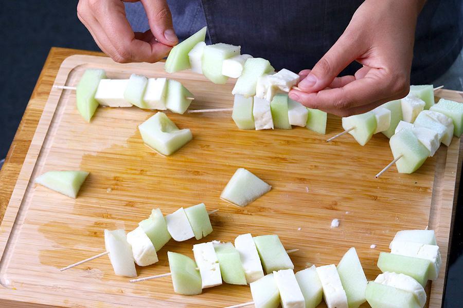 Melonen-Halloumi Spieß mit Limetten-Chili-Minzdressing - Schritt 4