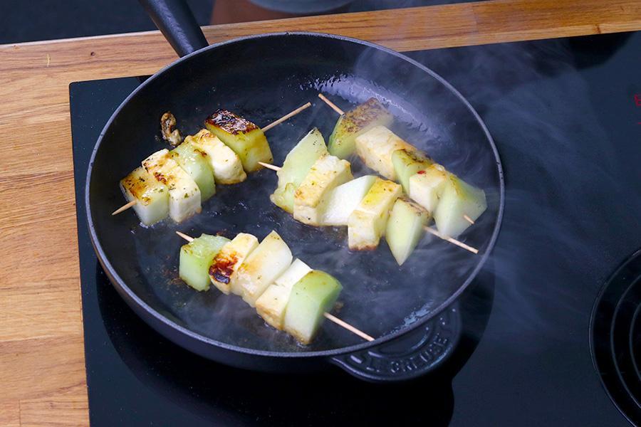 Melonen-Halloumi Spieß mit Limetten-Chili-Minzdressing - Schritt 5