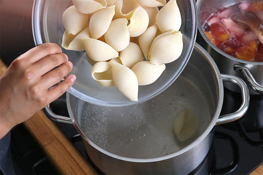 Muschelnudeln mit Joghurt, Erbsen und Chili-Pinienkernen - Schritt 1