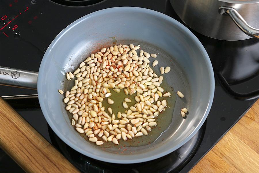 Muschelnudeln mit Joghurt, Erbsen und Chili-Pinienkernen - Schritt 2