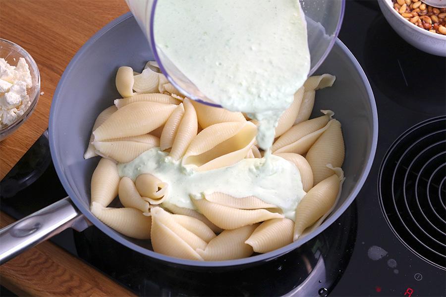 Muschelnudeln mit Joghurt, Erbsen und Chili-Pinienkernen - Schritt 5