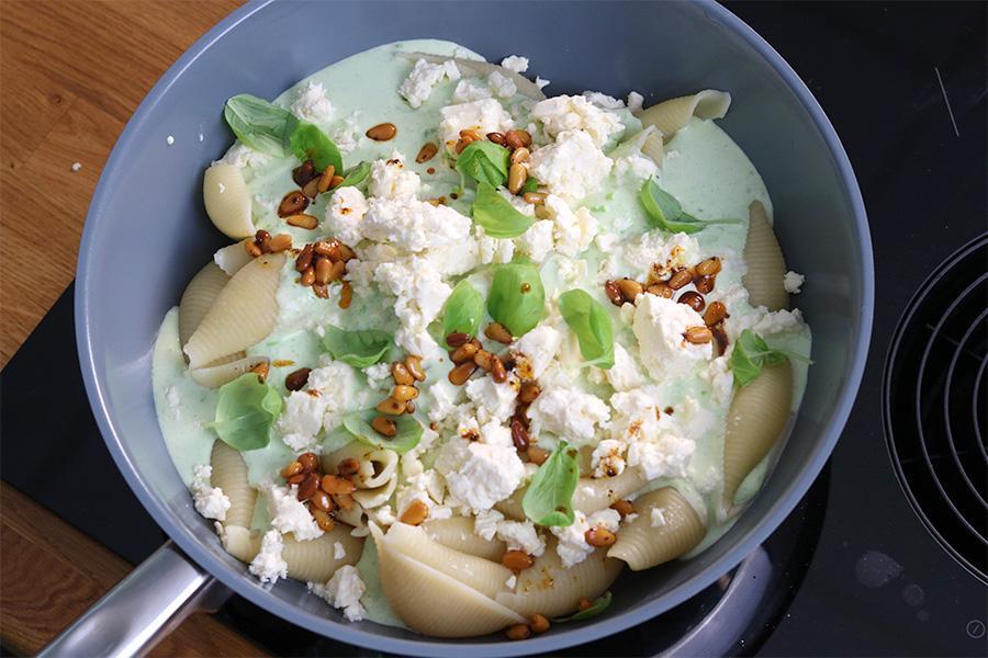 Muschelnudeln mit Joghurt, Erbsen und Chili-Pinienkernen - Schritt 6
