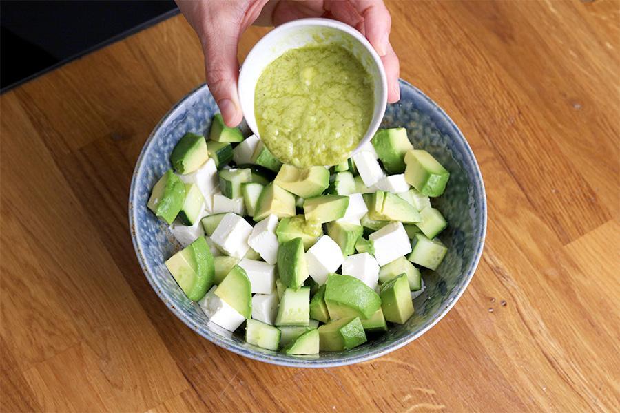 Cremiger Gurken-Avocado-Feta-Salat - Schritt 3