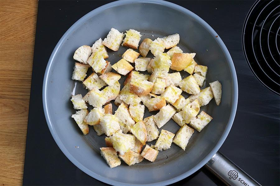 Erdbeer Panzanella Salat mit Pistazienpesto - Schritt 1