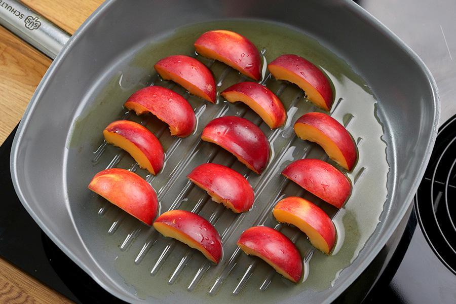 Nektarinen-Cantaloupe-Salat mit Pistazienpesto - Schritt 1