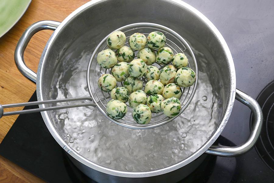 Bärlauch-Ricotta-Gnocchi mit Orangenbutter und Parmesan - Schritt 10