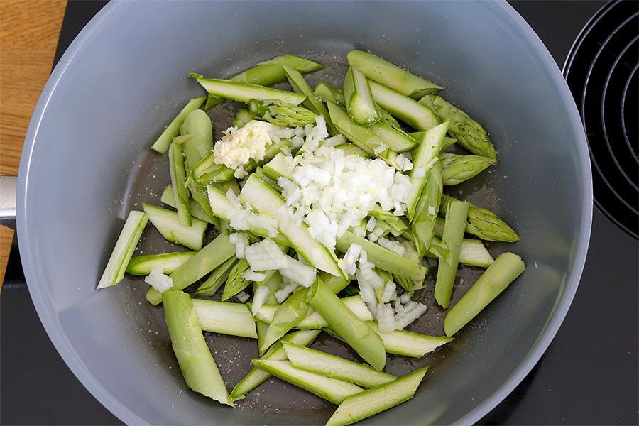 Frühlingspizza mit Spargel und Mozzarella - Schritt 1