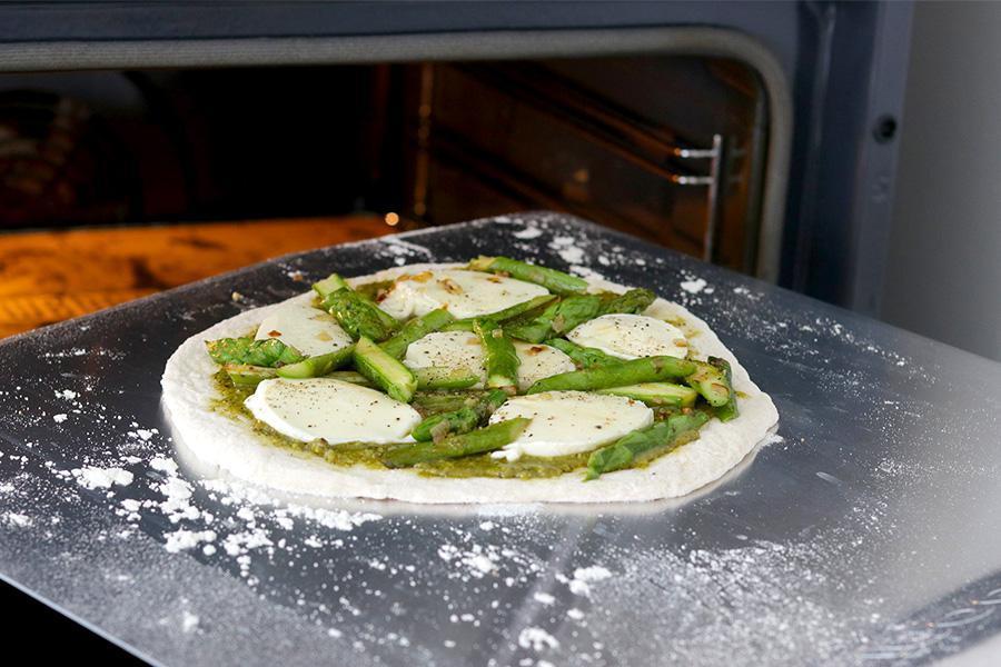 Frühlingspizza mit Spargel und Mozzarella - Schritt 4