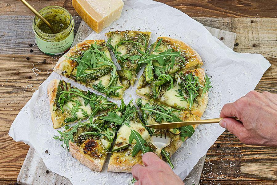 Frühlingspizza mit Spargel und Mozzarella - Schritt 6