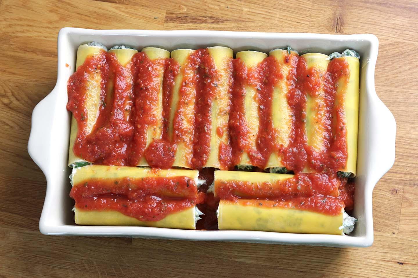 Mit Spinat und Ricotta gefüllte Cannelloni - Schritt 6