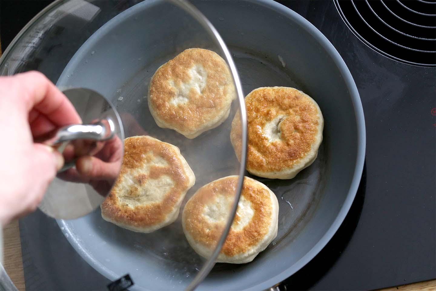 Sheng Jian Bao 生煎包 (Gebraten-gedämpfte Bao Buns) - Schritt 10