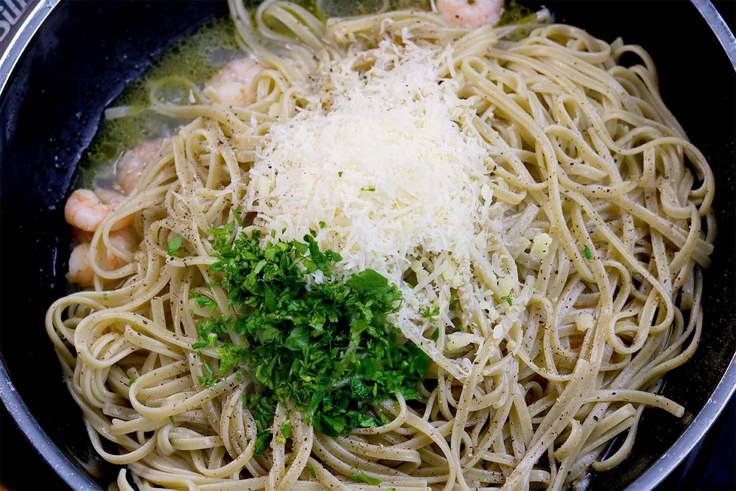 Chili-Linguine mit Scampis, Zitrone und Basilikum - Schritt 3