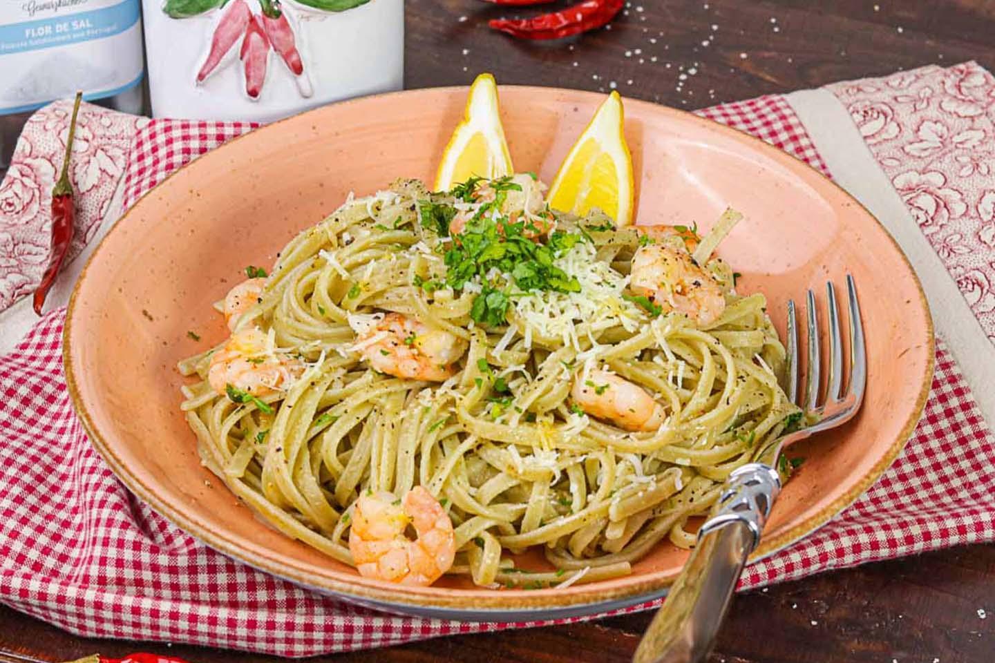 Chili-Linguine mit Scampis, Zitrone und Basilikum - Schritt 5