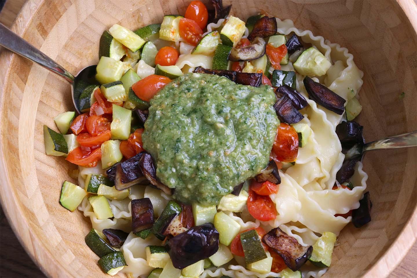 Cremige Burrata-Pasta mit selbstgemachten Basilikum-Pesto und Schmorgemüse - Schritt 8