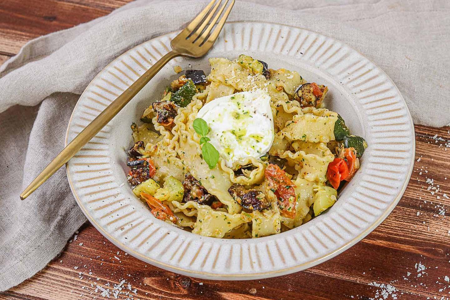 Cremige Burrata-Pasta mit selbstgemachten Basilikum-Pesto und Schmorgemüse - Schritt 9