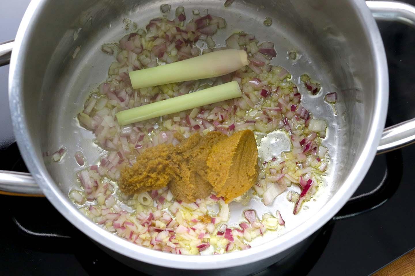 Grüne Thai-Curry-Suppe mit Ramen Nudeln (🌶) - Schritt 2