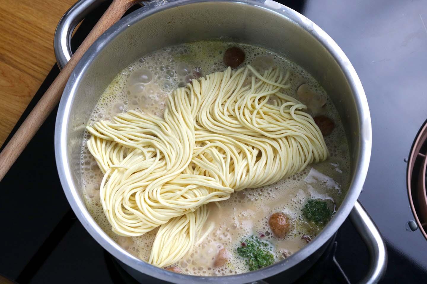 Grüne Thai-Curry-Suppe mit Ramen Nudeln (🌶) - Schritt 4
