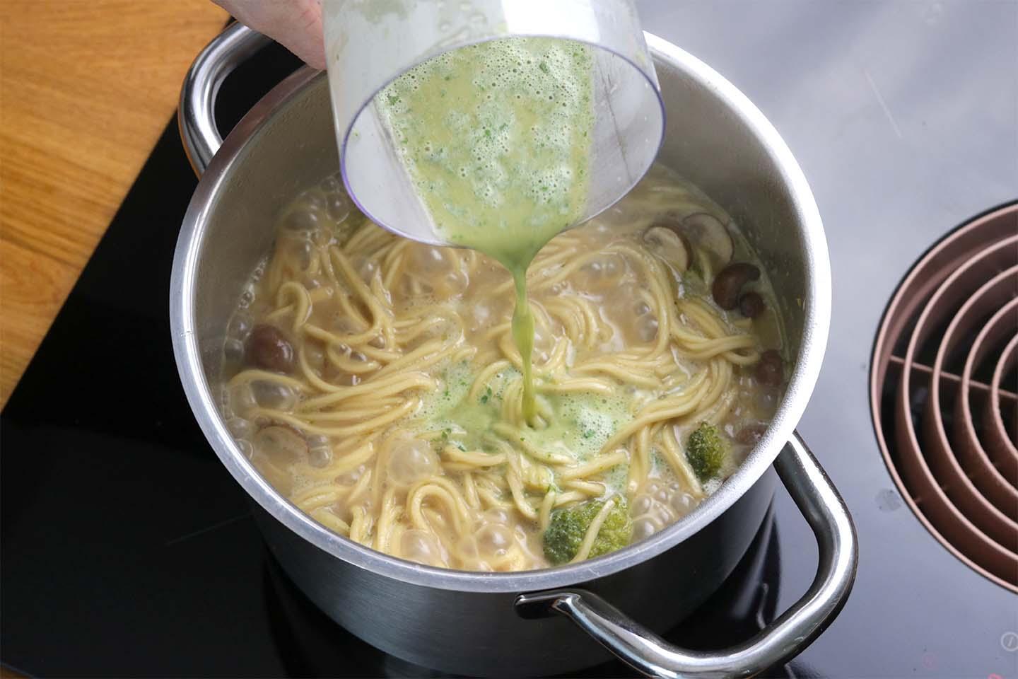 Grüne Thai-Curry-Suppe mit Ramen Nudeln (🌶) - Schritt 6