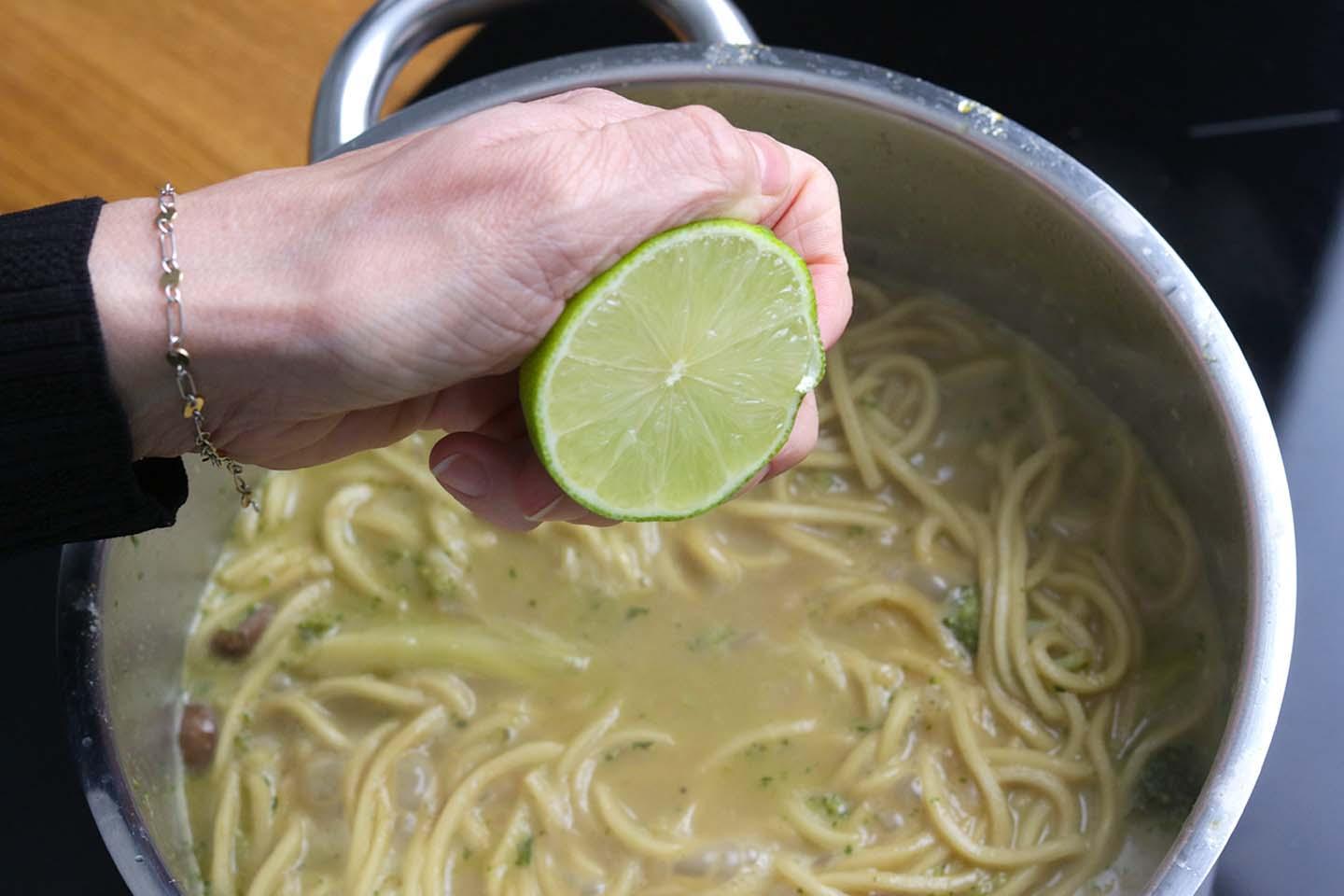 Grüne Thai-Curry-Suppe mit Ramen Nudeln (🌶) - Schritt 7