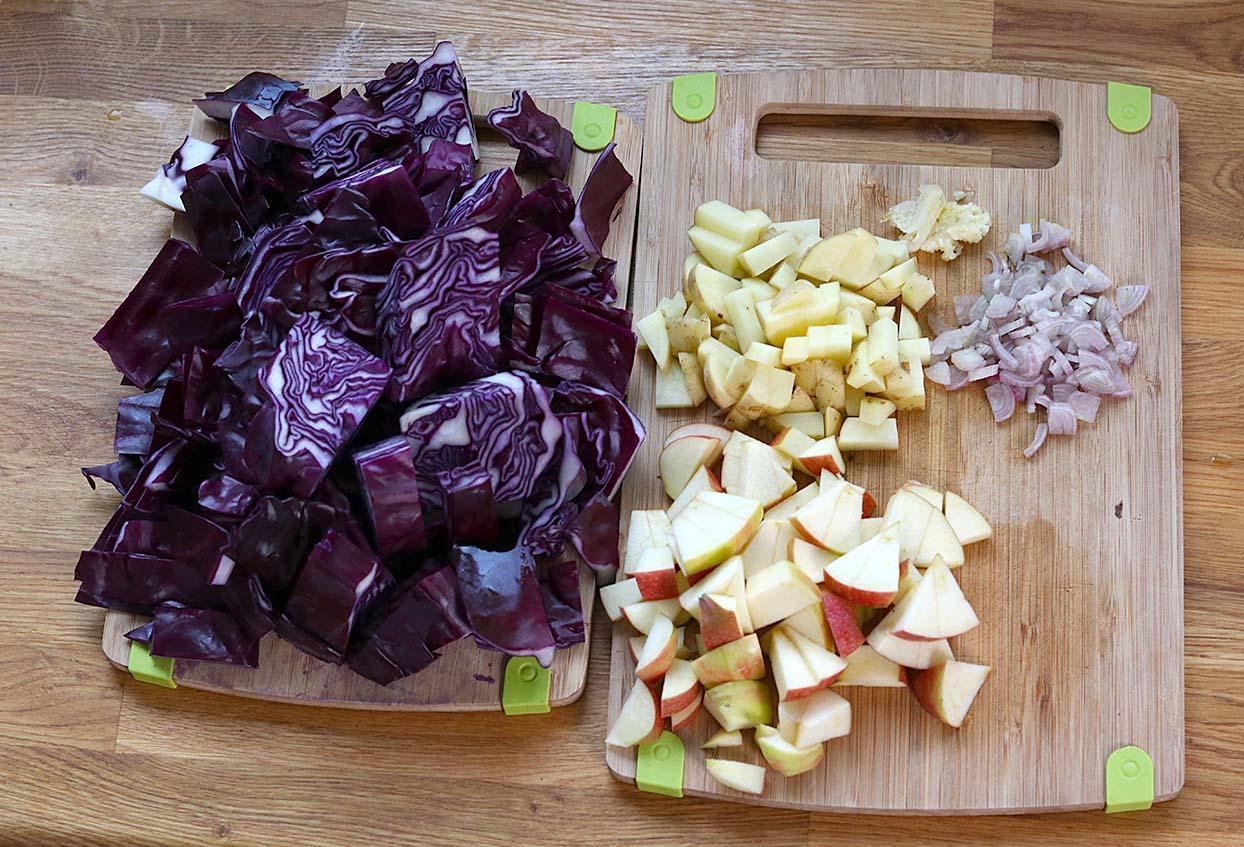 Köstliche Rotkohl-Apfelcreme-Suppe - Schritt 1