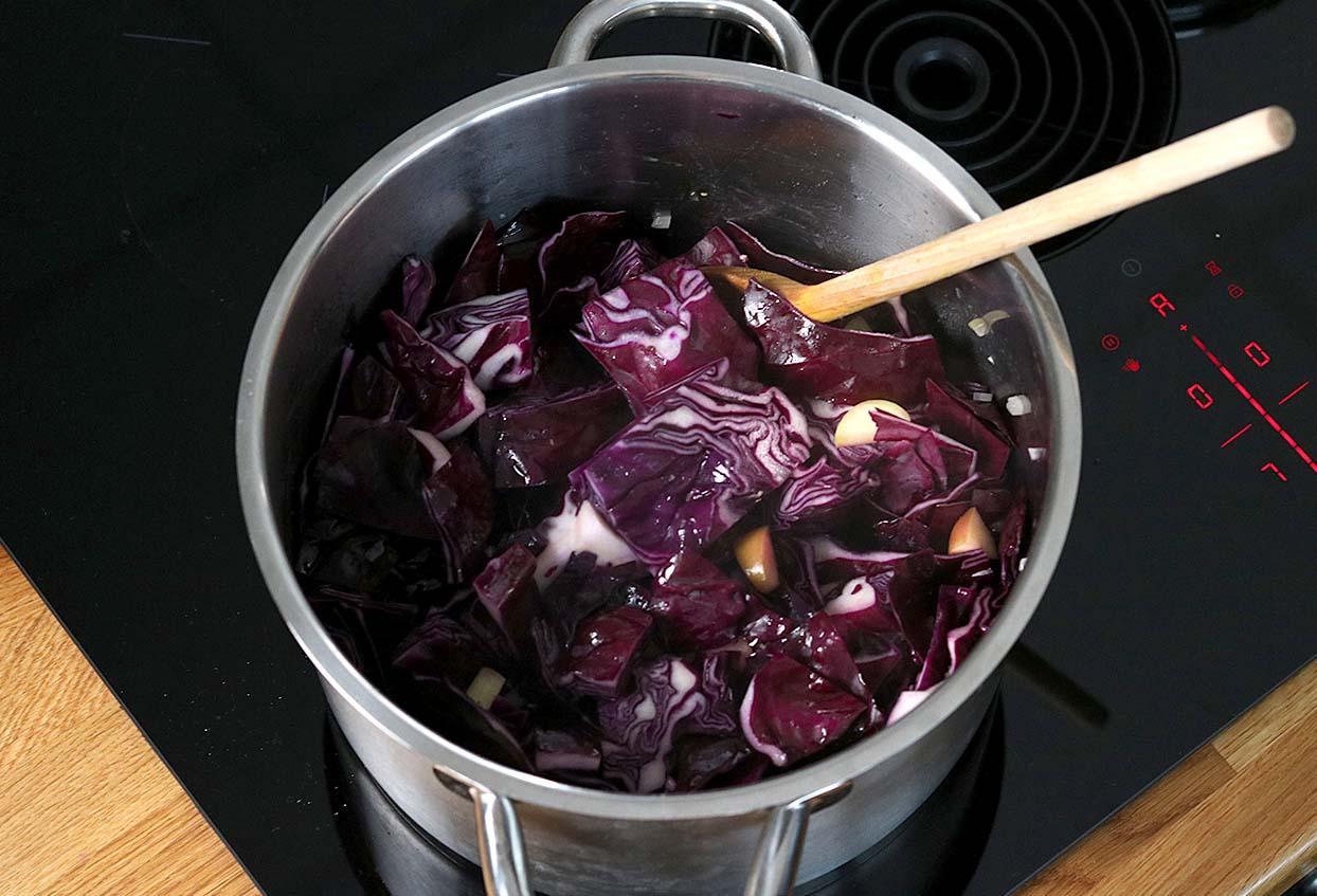 Köstliche Rotkohl-Apfelcreme-Suppe - Schritt 2