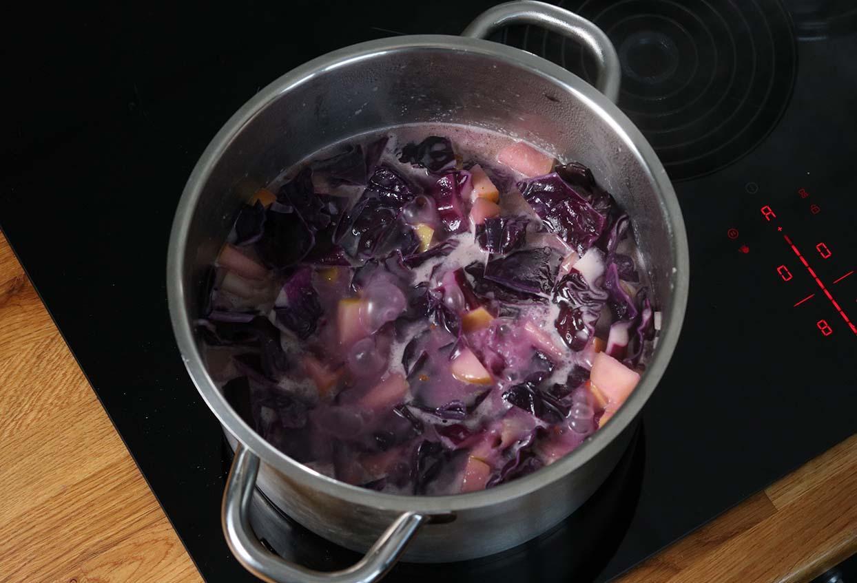 Köstliche Rotkohl-Apfelcreme-Suppe - Schritt 3