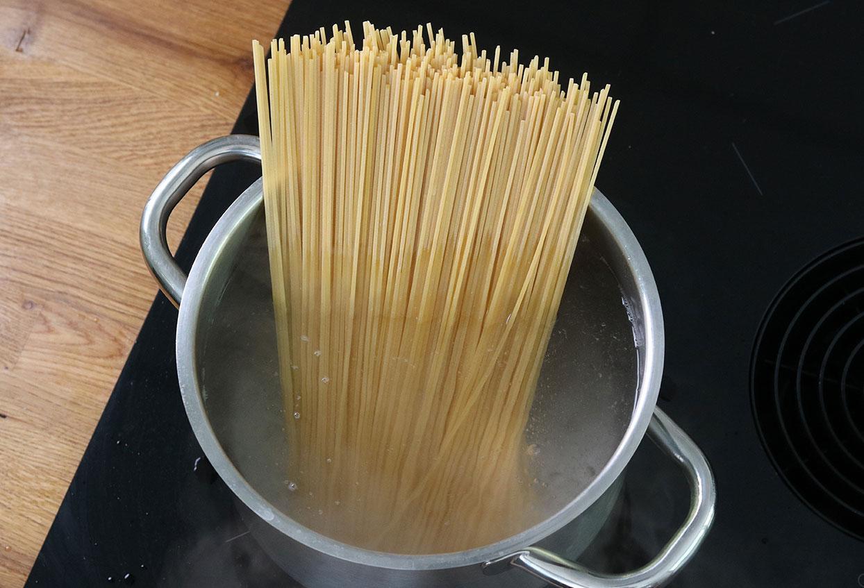 Schnelle 8 Zutaten Tomatenpasta - Schritt 1