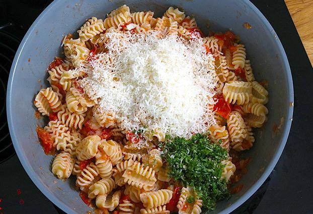 Schnelle 8 Zutaten Tomatenpasta - Schritt 6