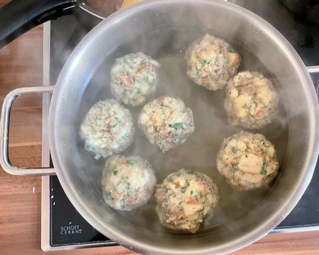 Brezelknödel mit Pilzen in Biersoße - Schritt 8