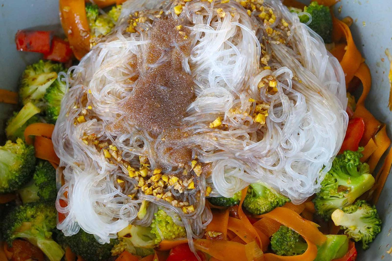 Glasnudelsalat mit Soja-Limettendressing - Schritt 7
