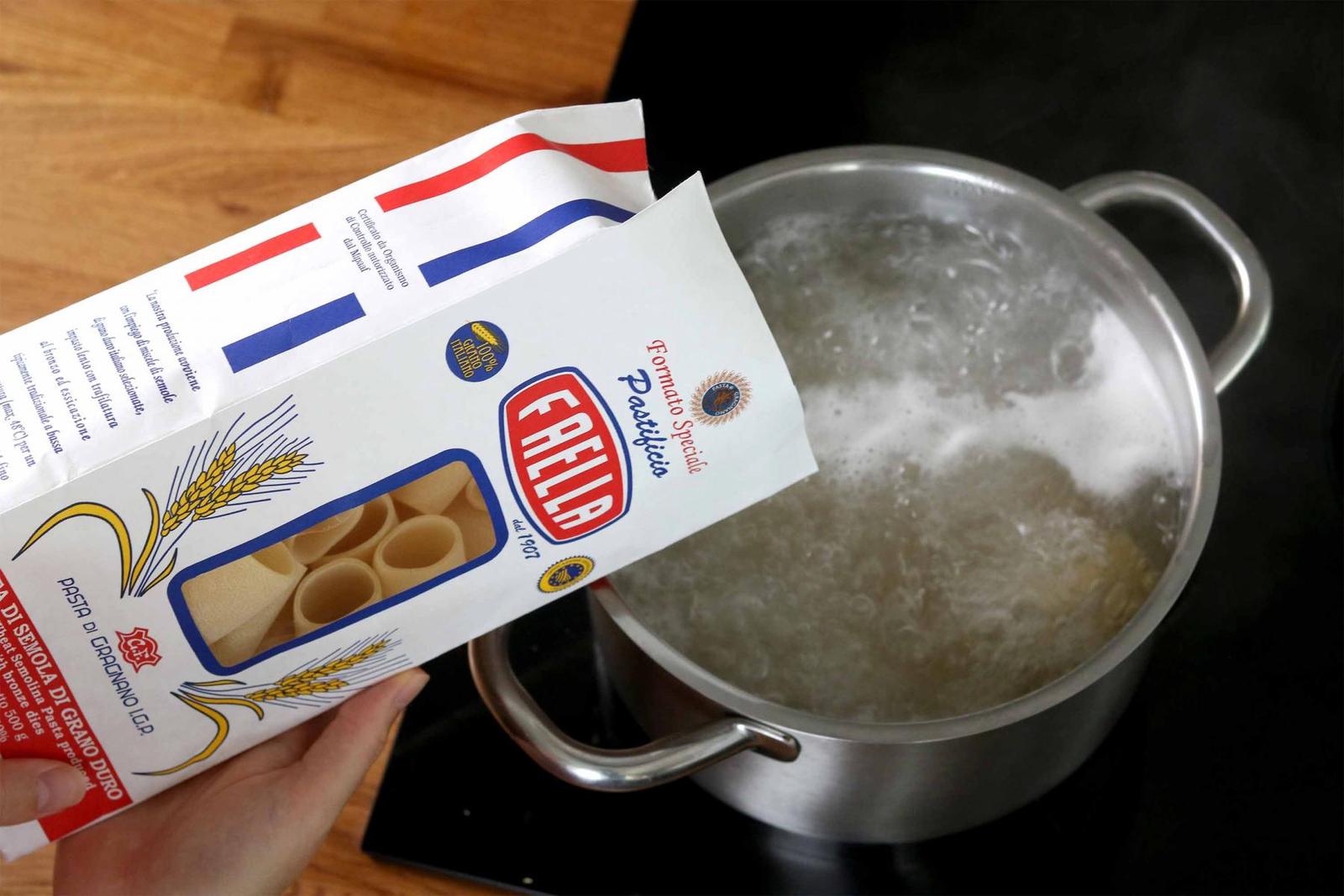 Röhrennudeln mit Porree und Salsiccia - Schritt 1