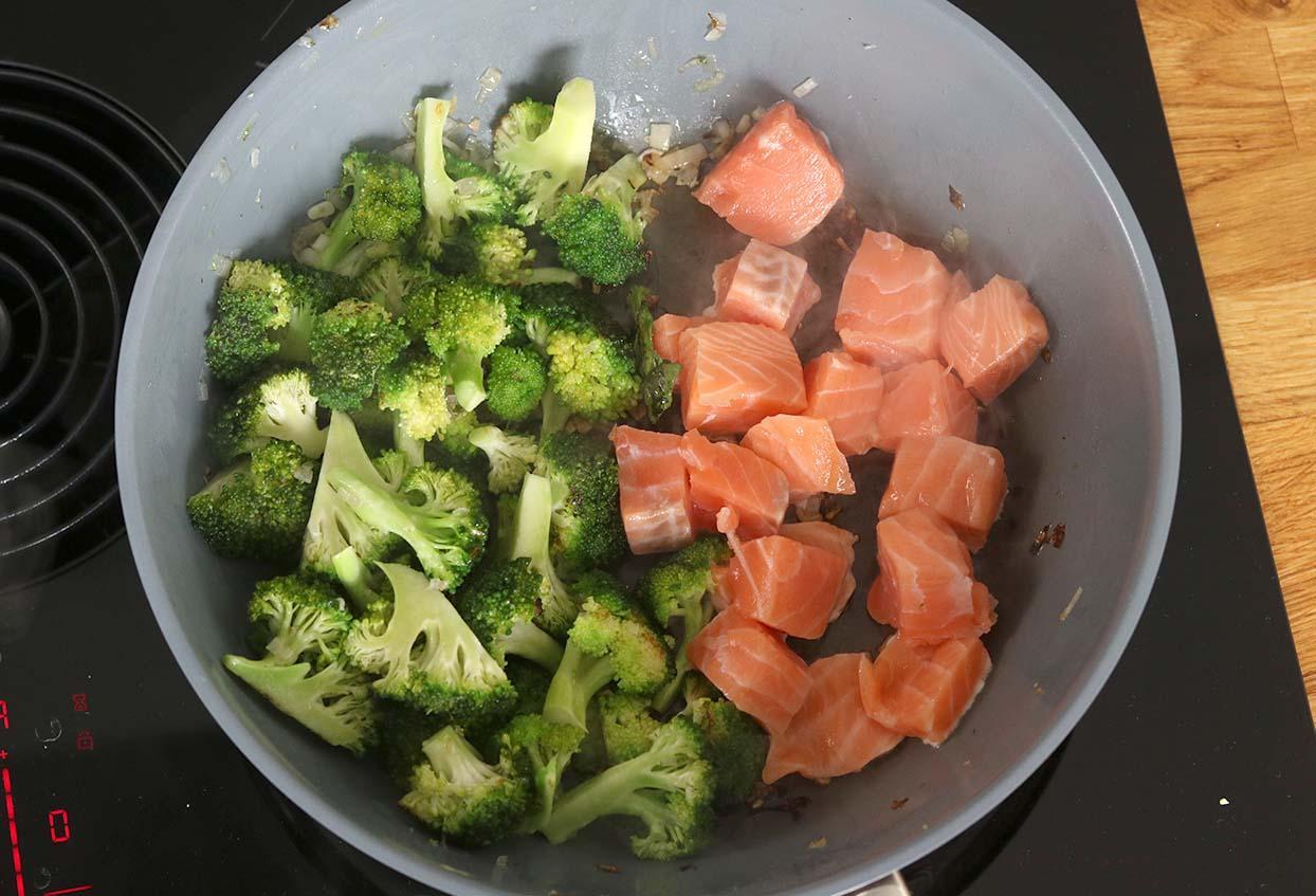 Fusillis mit Lachs und Brokkoli in einer Weißwein-Sahnesauce - Schritt 2