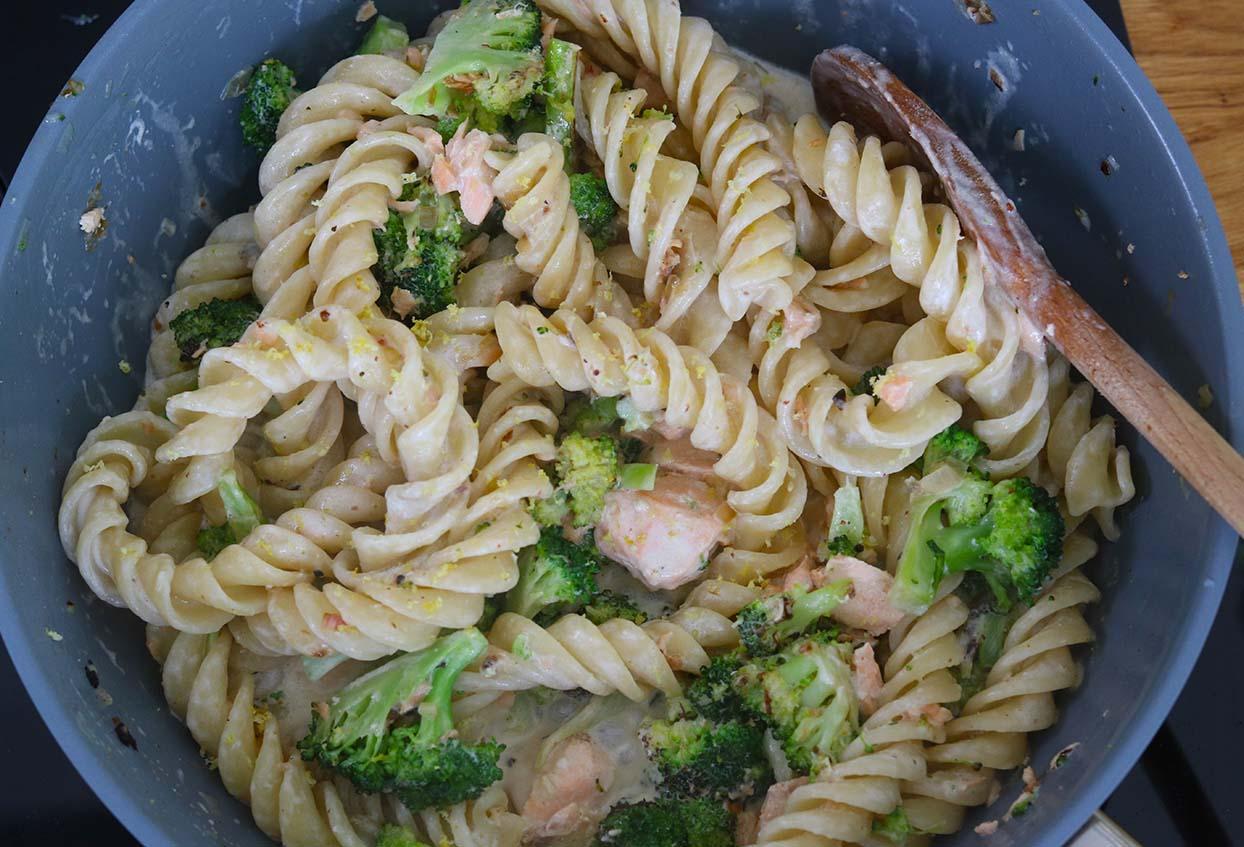 Fusillis mit Lachs und Brokkoli in einer Weißwein-Sahnesauce - Schritt 4