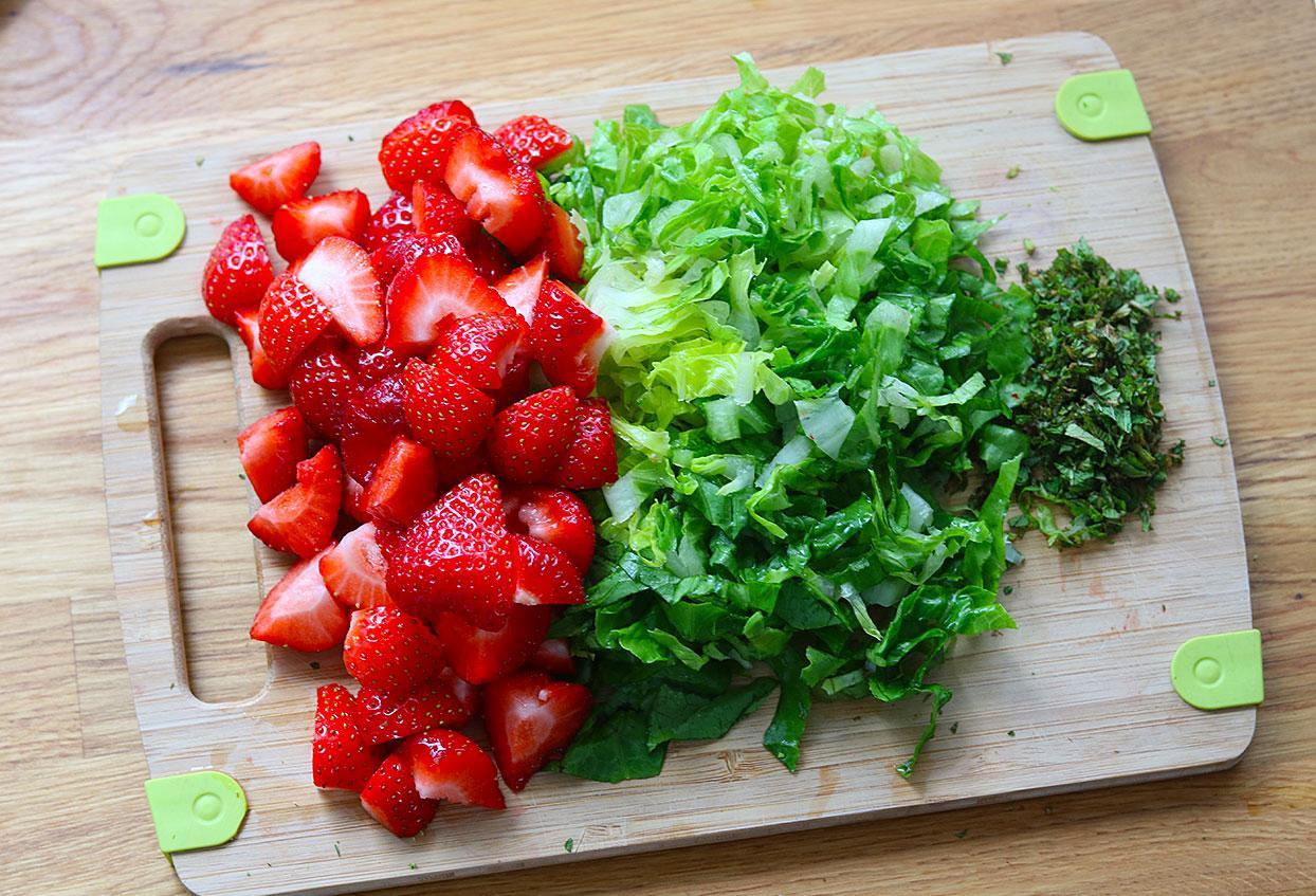 Blitz-Sommersalat mit köstlichem Dressing und gerösteten Kernen - Schritt 1