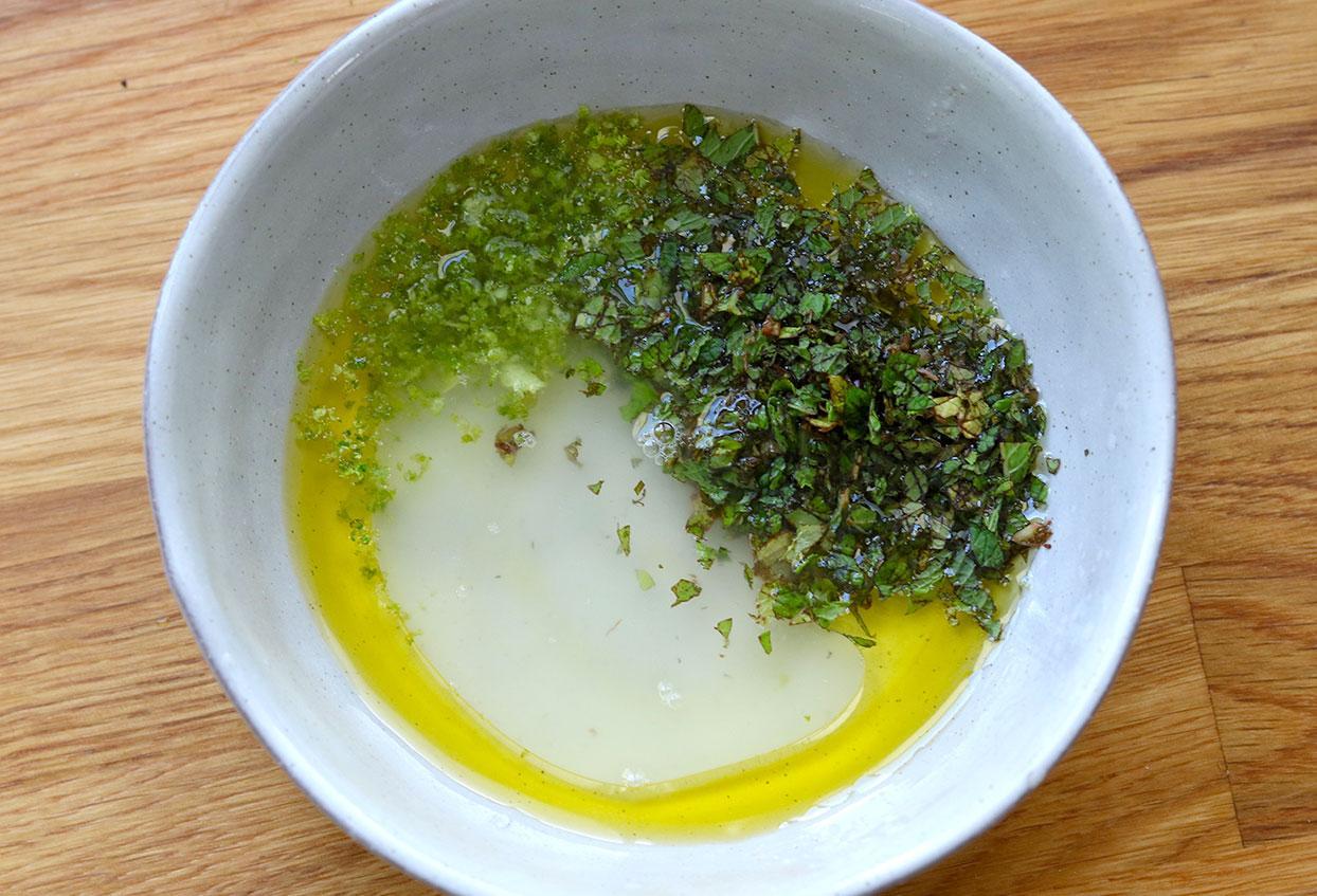 Blitz-Sommersalat mit köstlichem Dressing und gerösteten Kernen - Schritt 2