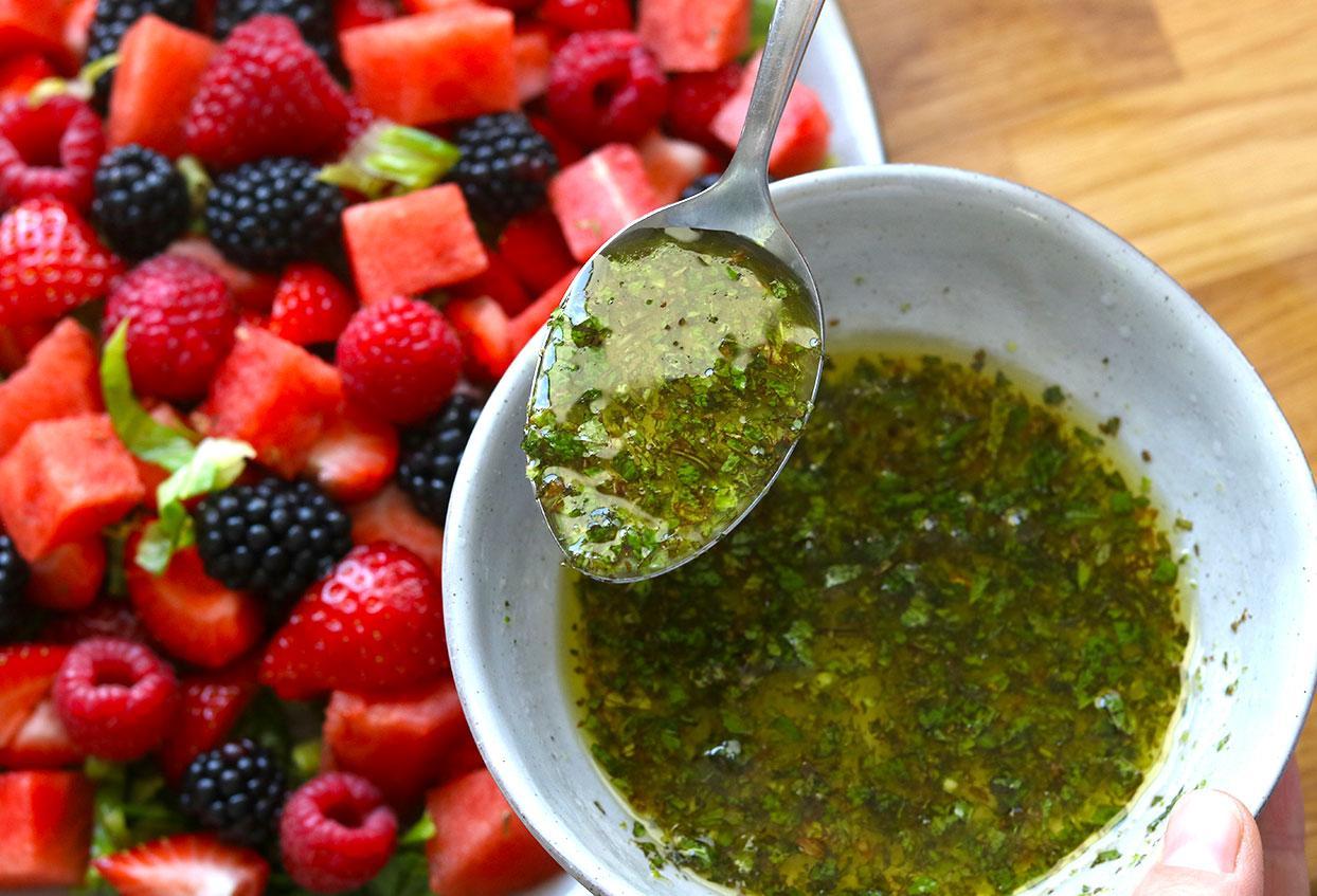 Blitz-Sommersalat mit köstlichem Dressing und gerösteten Kernen - Schritt 3