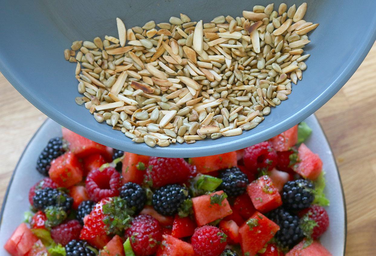 Blitz-Sommersalat mit köstlichem Dressing und gerösteten Kernen - Schritt 4