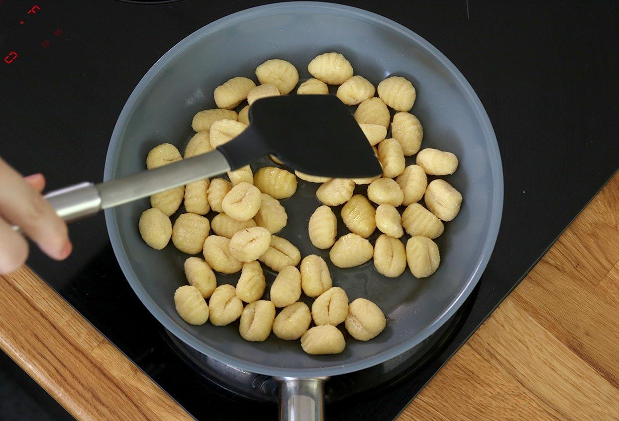 12 Minuten Gnocchi all'arrabbiata - Schritt 1