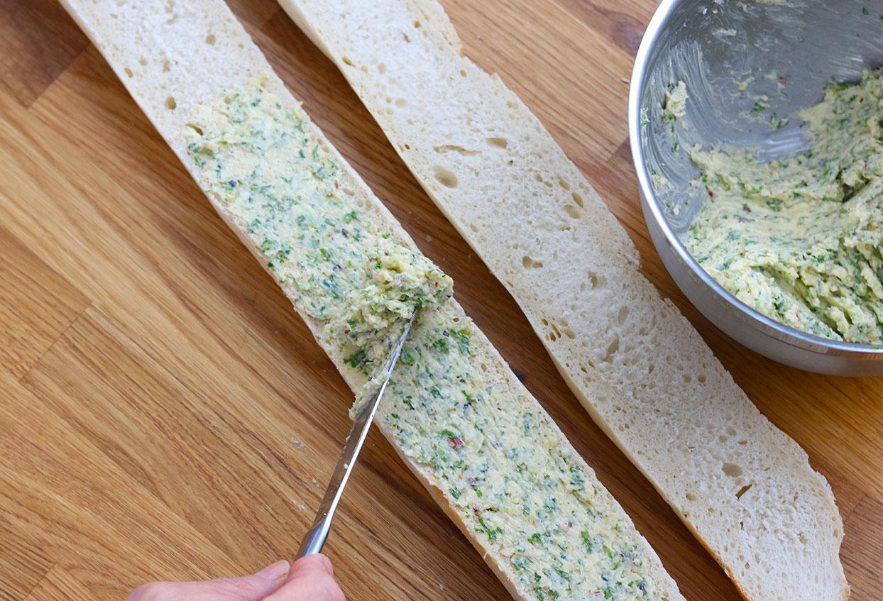 Schnelles Knoblauch-Parmesan-Kräuterbaguette - Schritt 5