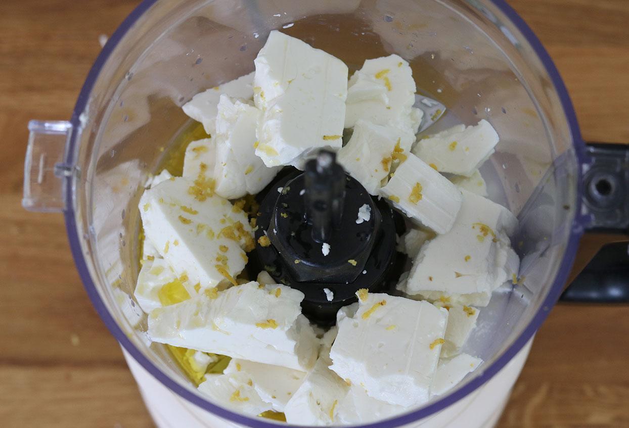 Cremig gerühter Feta mit Röstbrot und geschmorten Tomaten - Schritt 1