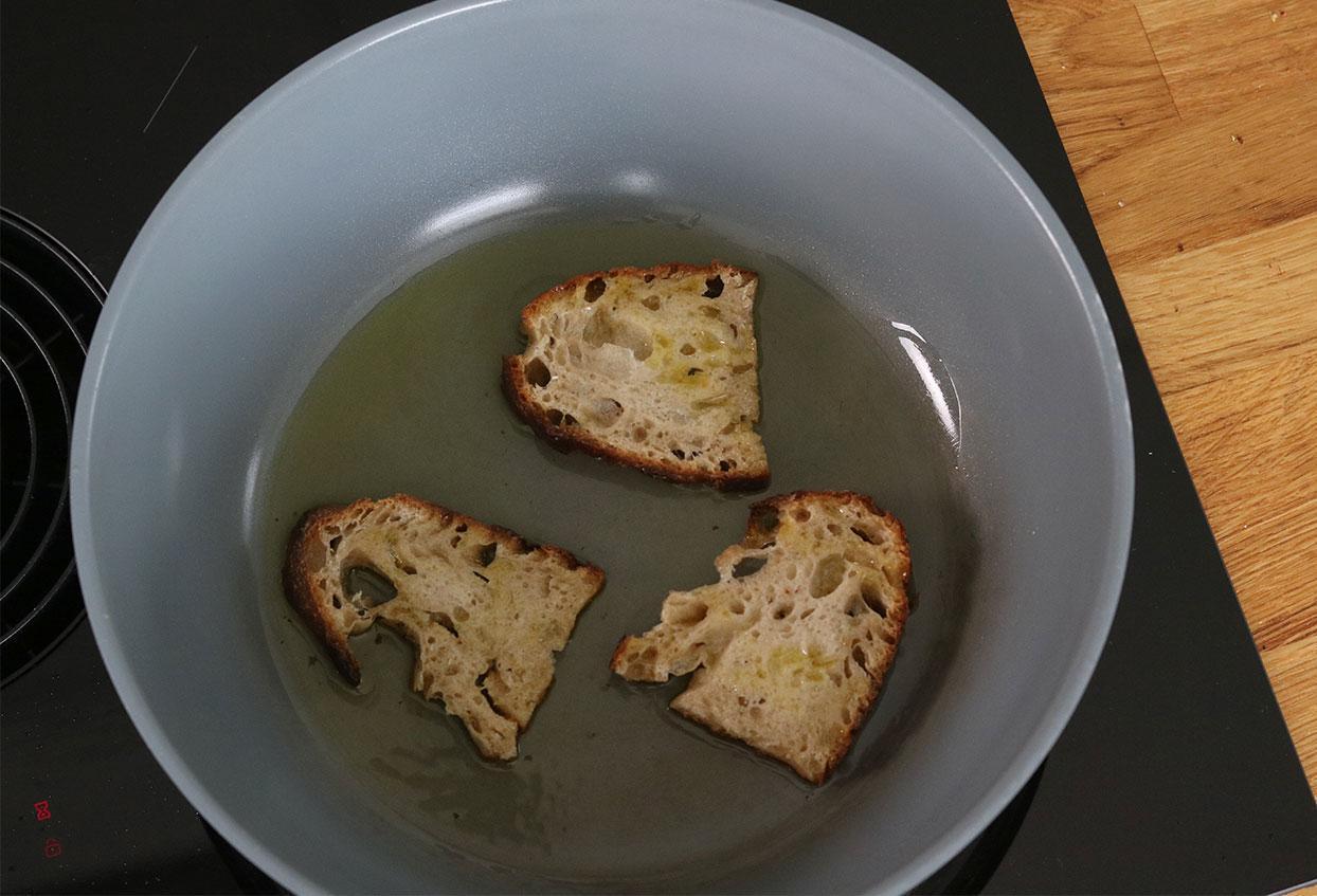 Cremig gerühter Feta mit Röstbrot und geschmorten Tomaten - Schritt 2