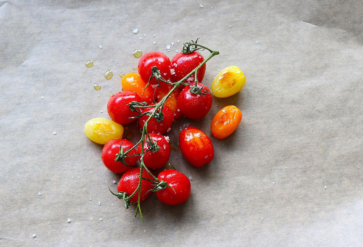 Cremig gerühter Feta mit Röstbrot und geschmorten Tomaten - Schritt 3