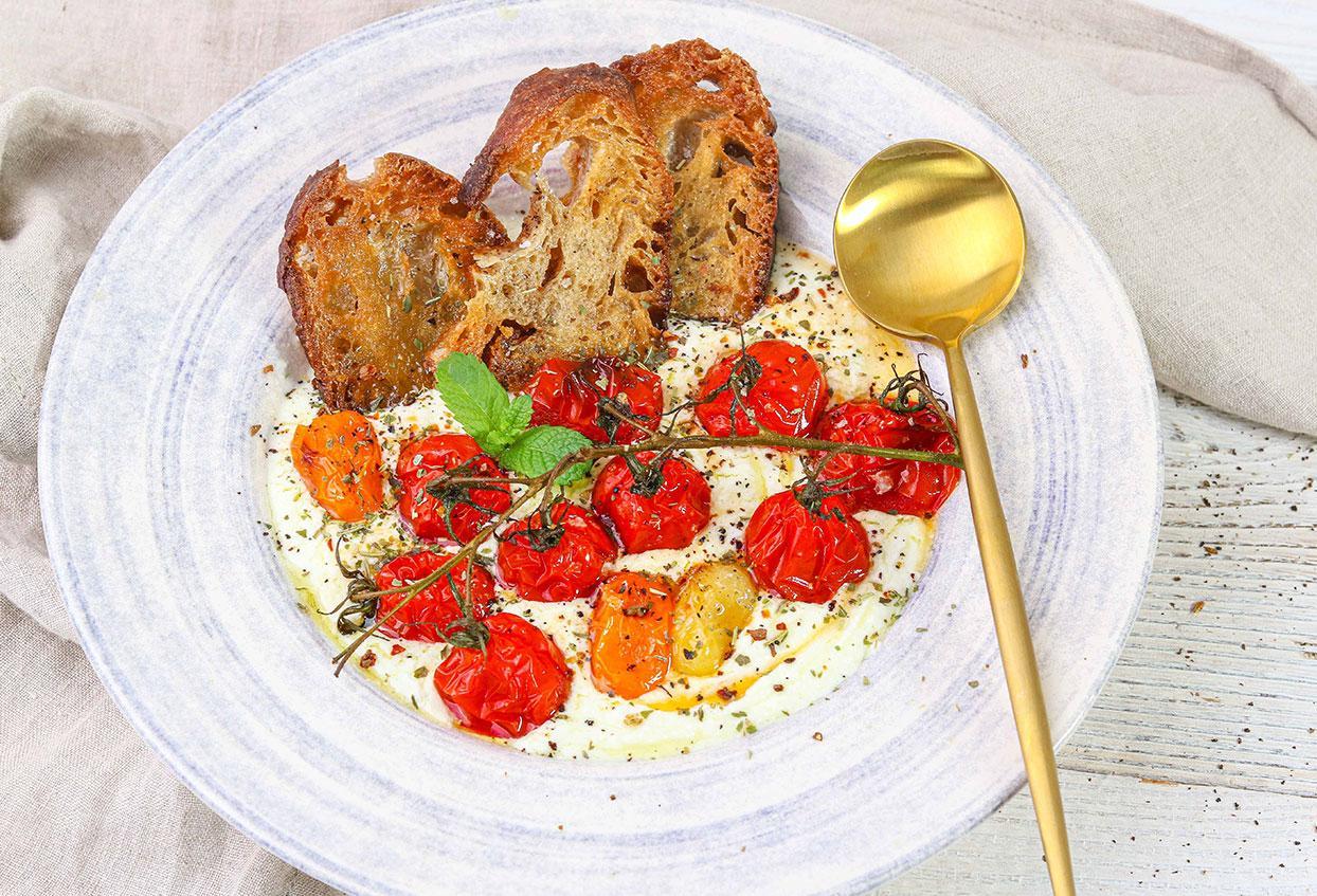 Cremig gerühter Feta mit Röstbrot und geschmorten Tomaten - Schritt 4