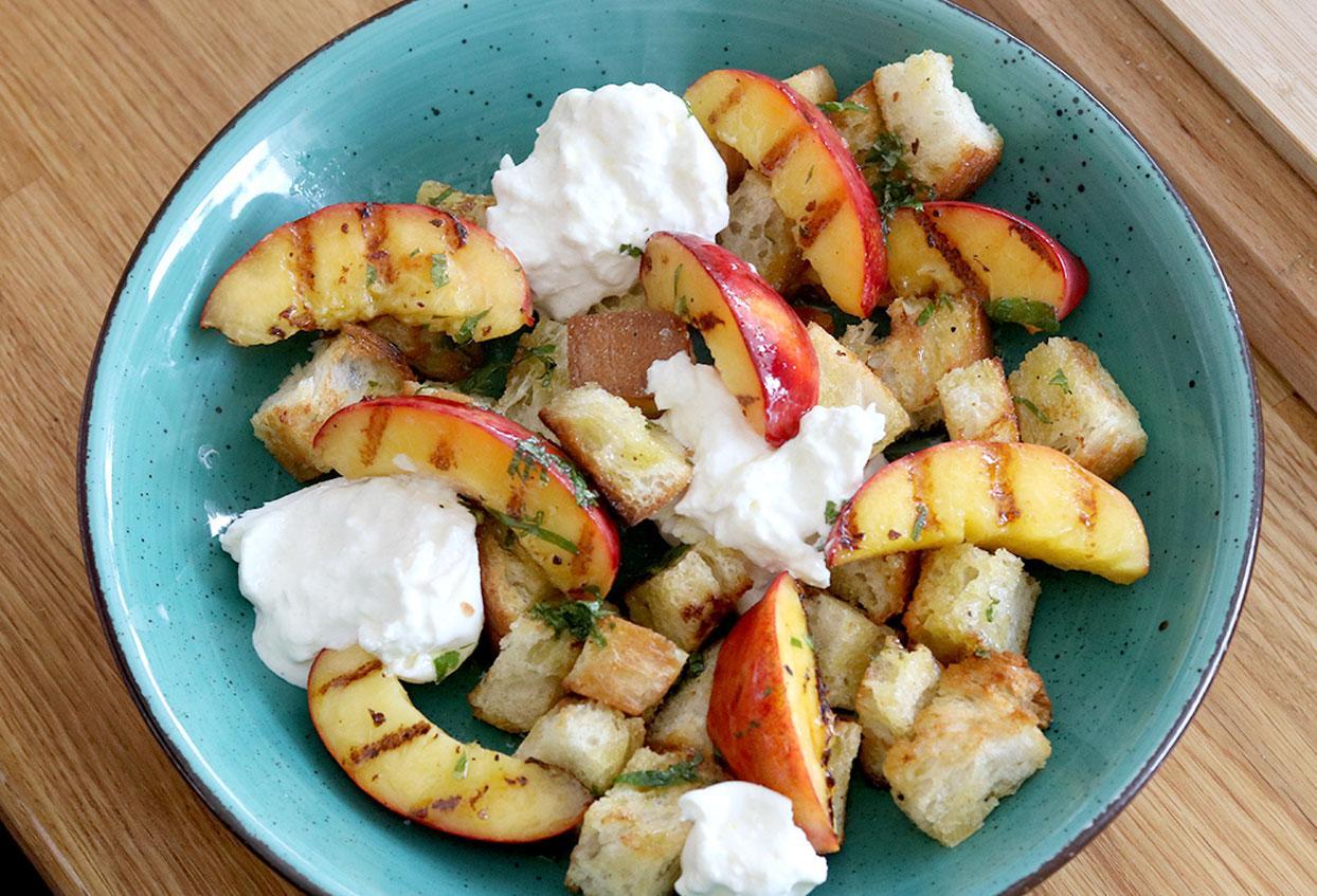 Nektarinen-Brot-Salat mit Burrata - Schritt 4