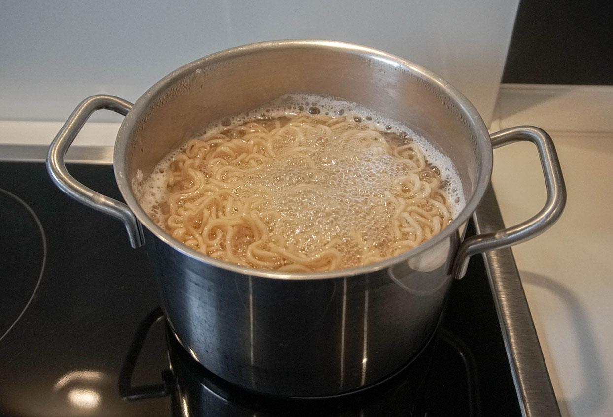 Cremige Erdnuss Mie Nudeln (vegan) - Schritt 1