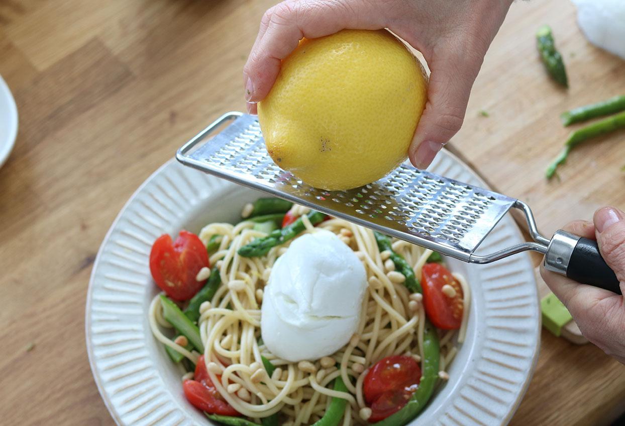 Sommerliche Pasta mit Burrata, Zitrone und Spargel - Schritt 5