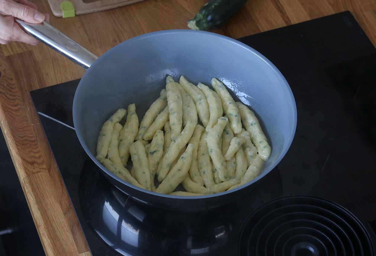 Topfennudeln mit Bergkäse und Tomaten - Schritt 8