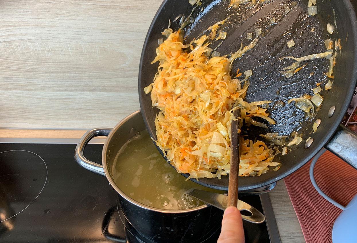 Schtschi (Russische Kohlsuppe) - Schritt 10