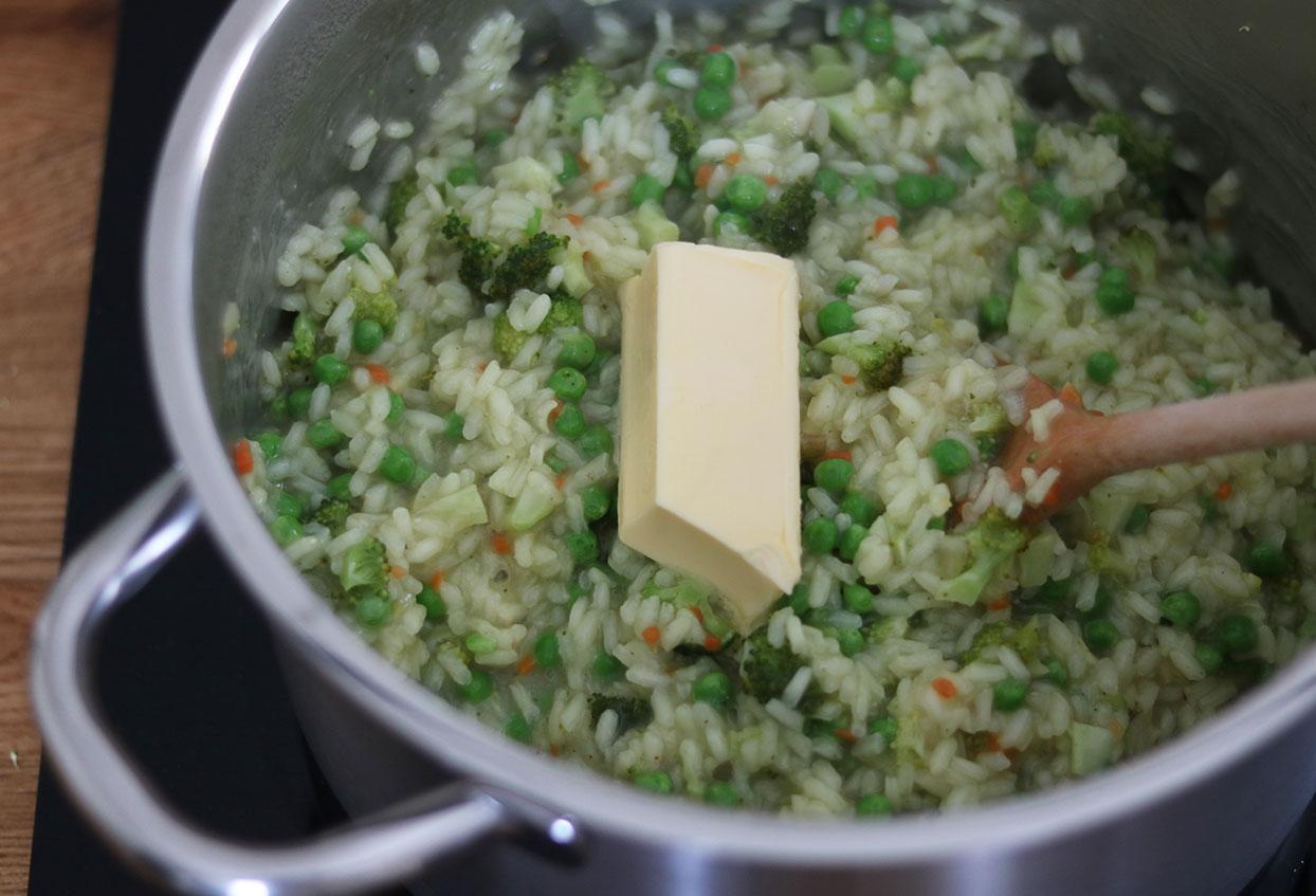 Brokkoli-Erbsen Risotto mit Pinienkernen - Schritt 11