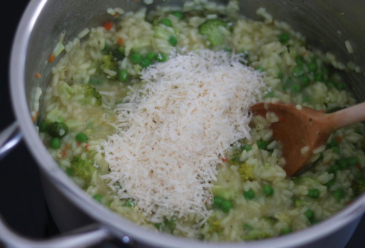 Brokkoli-Erbsen Risotto mit Pinienkernen - Schritt 12